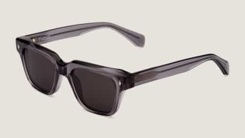 Vista en tres cuartos de las gafas de sol Essentiel N2: montura rectangular de acetato ahumado translúcido con lentes gris oscuro y varillas gruesas
