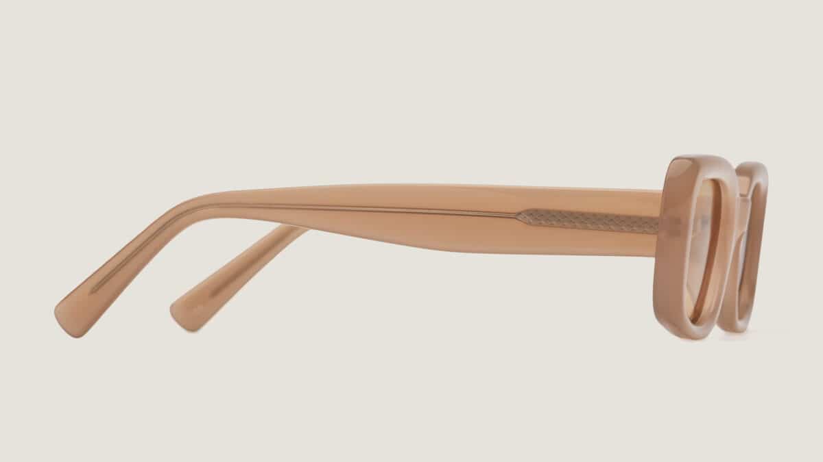 Gafas de sol Parisee Eyewear Essentiel N3 beige translúcido, vista de perfil, varillas largas, montura rectangular de ajuste amplio, lentes claros