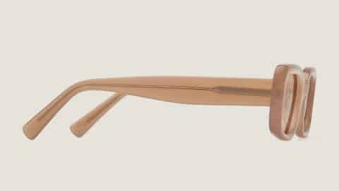 Gafas de sol Parisee Eyewear Essentiel N3 beige translúcido, vista de perfil, varillas largas, montura rectangular de ajuste amplio, lentes claros