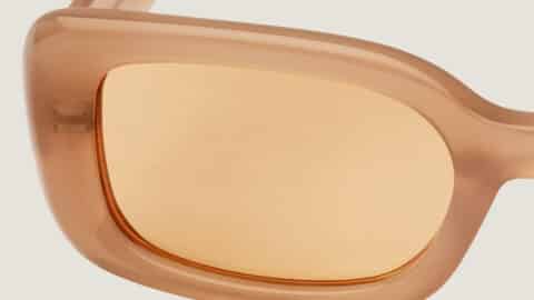 Detalle en primer plano de las gafas de sol Parisee Eyewear Essentiel N3 beige translúcido: frontal, aro rectangular, grosor del acetato y lente claro