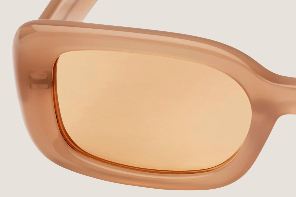 Close-up of Parisee Eyewear Essentiel N3 beige translucent sunglasses: front rim detail, rectangular shape, acetate thickness, light tinted lens