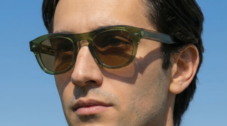 Freschezza : lunettes de soleil rectangulaires vert cristal Parisee Eyewear