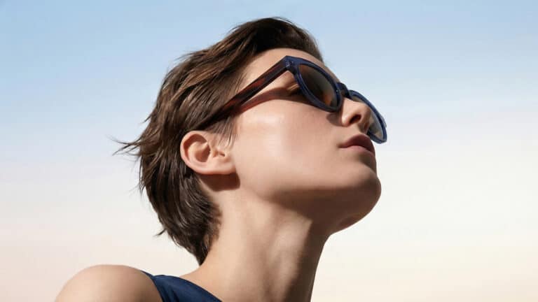 Lucenti porté — lunettes de soleil panto crystal blue Parisee Eyewear