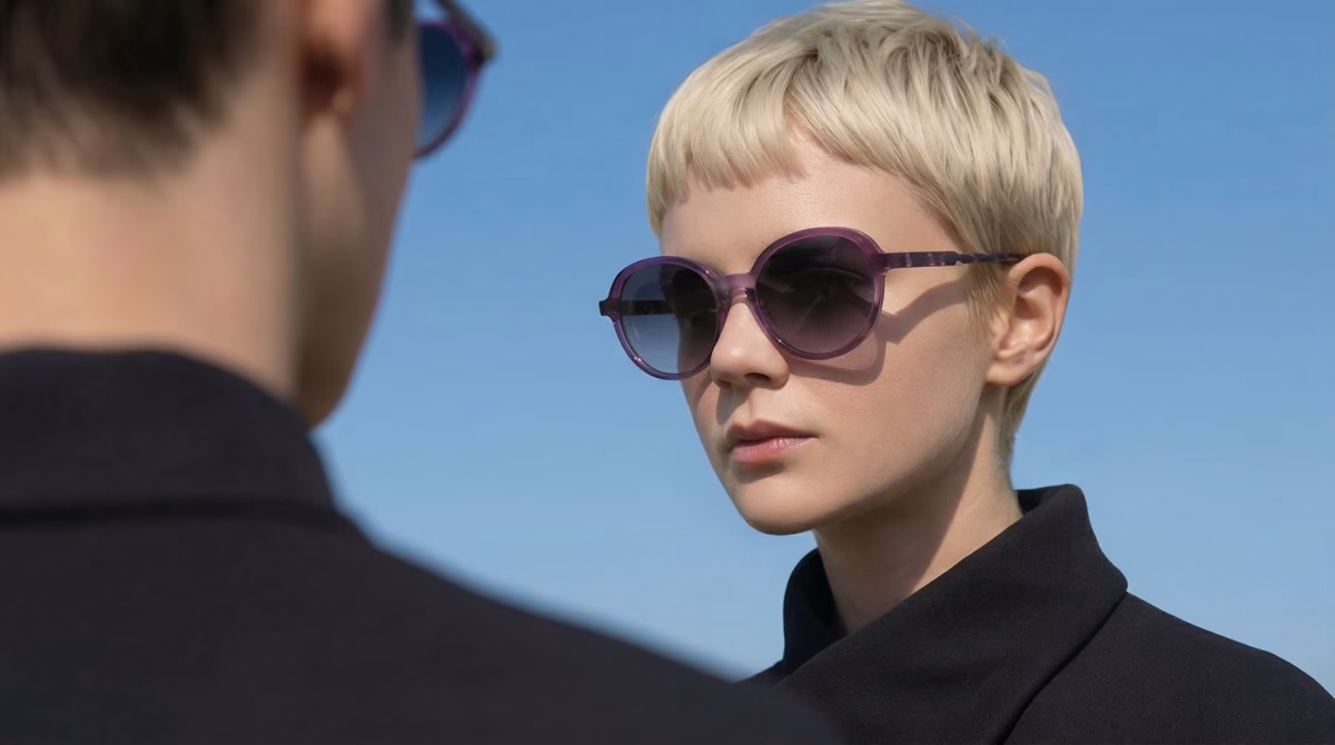 Stelle — lunettes de soleil rondes violettes en acétate laminé 112 Stelle porté — lunettes de soleil rondes violettes Parisee Eyewear